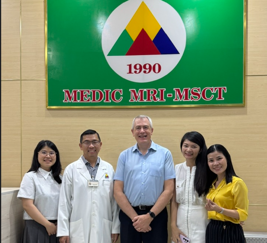 Mr Stephen Doherty -cty Randox Laboratories UK trao chứng nhận chất lượng cho Medic Lab (10h 21/08/2025)